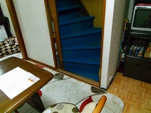 ２階に上がる階段の位置を変えます。