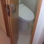 トイレのドアは、通常の開き戸では、脱衣場が狭いので折り戸にしました。パナソニック製です