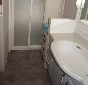 浴室奥行が３００ｍｍ広くなったなの洗面化粧台の横に収納スペースが出来た。